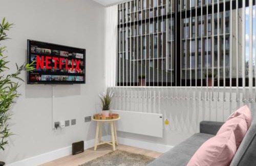 Harrow Apartamento | Pluxa Blush - Blush Gem with Private Entrance, Workplace, Harrow Haven