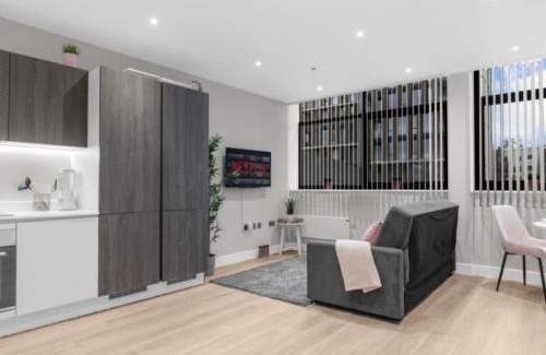 Harrow Apartamento | Pluxa Blush - Blush Gem with Private Entrance, Workplace, Harrow Haven