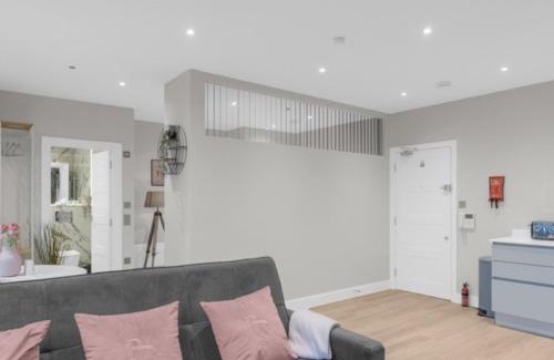Harrow Apartamento | Pluxa Blush - Blush Gem with Private Entrance, Workplace, Harrow Haven