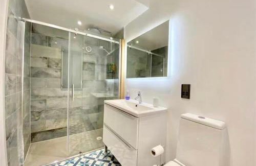 Barbican Apartamento | Plymouth Hoe - Stunning 2 Bedroom Lower Ground Floor Apartment