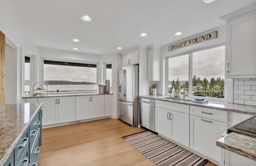 University Place Casa | PNW Chambers Bay Getaway