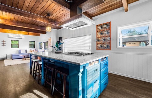 Lincoln Casa | PNW Downtown Hobbit Home - Detached game-room & Outdoor pizza oven!