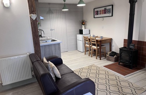 Shorwell Cabaña | Poachers Hut - Captivating 1-bed Cottage Shorwell