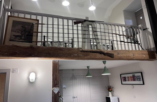 Shorwell Cabaña | Poachers Hut - Captivating 1-bed Cottage Shorwell