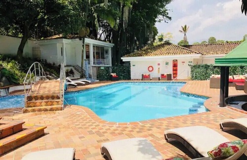 Lalinde Casa | POBLADO TROPICAL 12 BEDROOM COMPOUND POOL AC