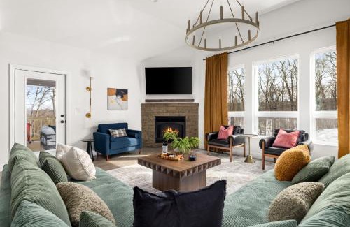 East Stroudsburg Casa | Pocono Bliss 5br Hot Tub Sauna Game Room