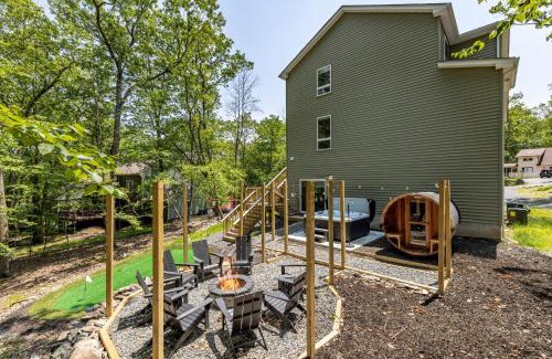 East Stroudsburg Casa | Pocono Bliss 5br Hot Tub Sauna Game Room