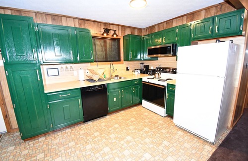 Bushkill Cabina | Pocono Cabin w/ Jacuzzi, W&D, and Indoor Pools