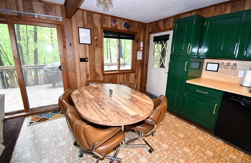 Bushkill Cabina | Pocono Cabin w/ Jacuzzi, W&D, and Indoor Pools