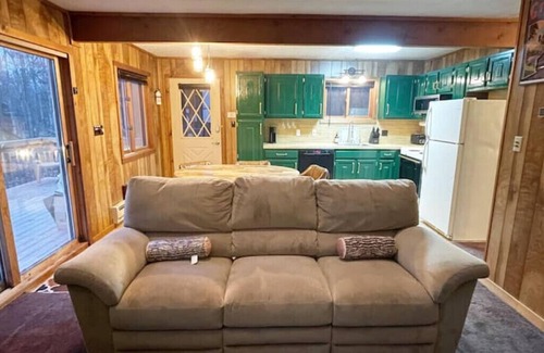 Bushkill Cabina | Pocono Cabin w/ Jacuzzi, W&D, and Indoor Pools