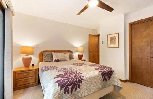 Pocono Pines Casa | Pocono Chalet/4 BDRMS/Fireplace