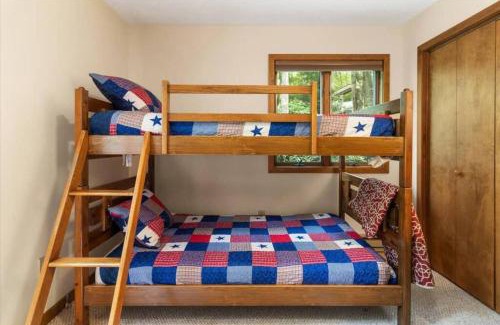 Pocono Pines Casa | Pocono Chalet/4 BDRMS/Fireplace