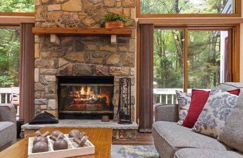 Pocono Pines Casa | Pocono Chalet/4 BDRMS/Fireplace