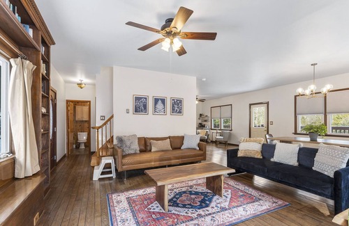 Milford Cabaña | Pocono Cottage-Views-Streams- ISLAND -Family Fun!