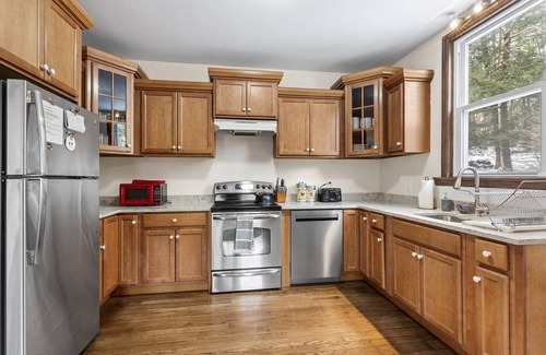 Milford Cabaña | Pocono Cottage-Views-Streams- ISLAND -Family Fun!