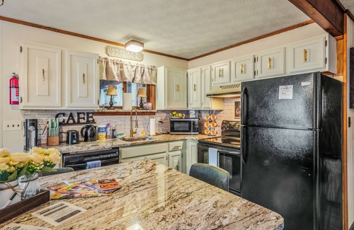 Bushkill Chalet De Esquí | Relaxing Pocono Escape with Hot Tub and Game Room