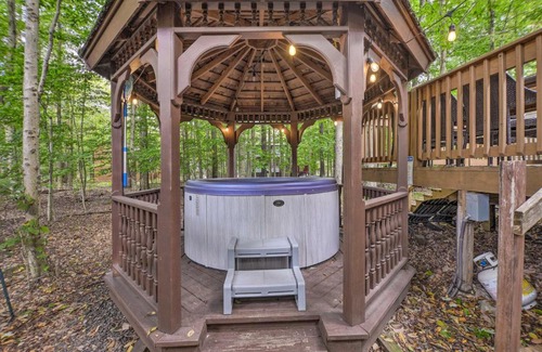 Pocono Lake Casa | Pocono Lake Relaxy Cabin with Resort Amenities!