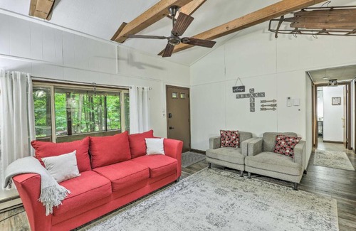 Pocono Lake Casa | Pocono Lake Relaxy Cabin with Resort Amenities!