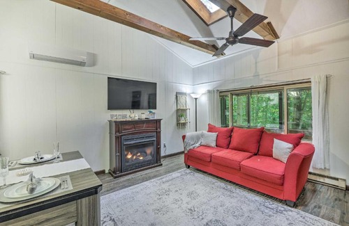 Pocono Lake Casa | Pocono Lake Relaxy Cabin with Resort Amenities!