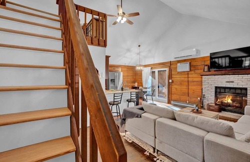 Long Pond Cabina | Pocono Log Cabin | Hot Tub Lake Access & Firepit