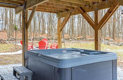 East Stroudsburg Casa | Pocono Luxury Retreat - Games Hot tub and More