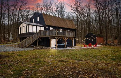 East Stroudsburg Casa | Pocono Luxury Retreat - Games Hot tub and More