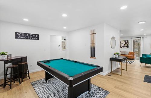 East Stroudsburg Casa | Pocono Luxury Retreat - Games Hot tub and More