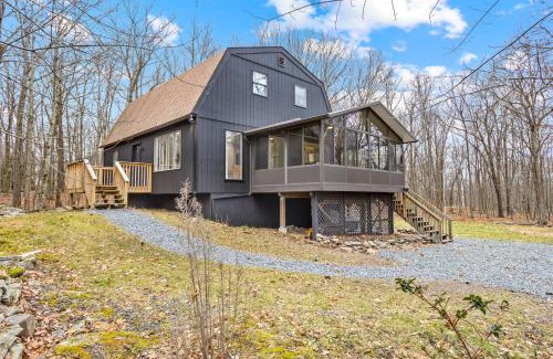 East Stroudsburg Casa | Pocono Luxury Retreat - Games Hot tub and More