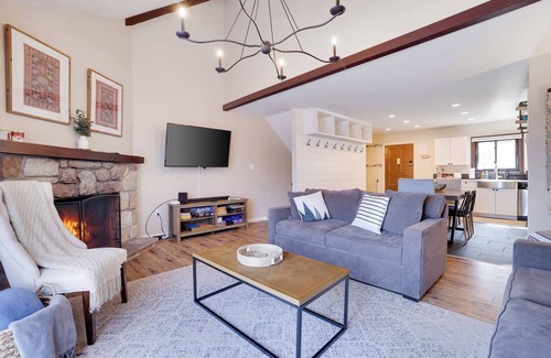 Village at Camelback Apartamento | Pocono Mountain Chalet | Camelback Ski-in Ski-out!
