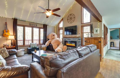 Albrightsville Casa | Pocono Mountains Retreat with Pool Table and Hot Tub!