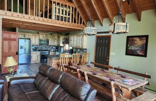 Cresco Chalet De Esquí | Configuración de lago privado con muelle, pesca, natación, bote de remos y casino