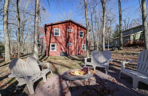 East Stroudsburg Casa | Pocono Retreat - Hot Tub, Sauna, Lake Access