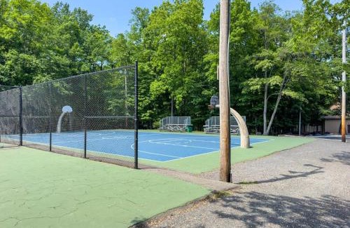 East Stroudsburg Casa | Pocono Retreat - Hot Tub, Sauna, Lake Access