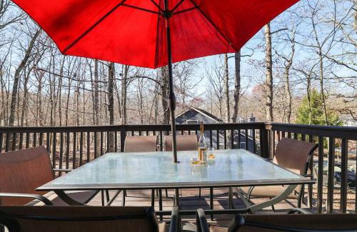 East Stroudsburg Casa | Pocono Retreat - Hot Tub, Sauna, Lake Access