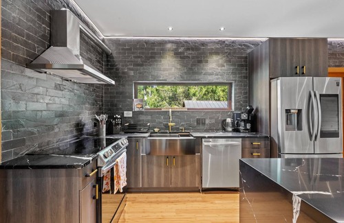 Bartonsville Casa | Pocono Riverfront House for big groups near Camelback Resort with hot tub