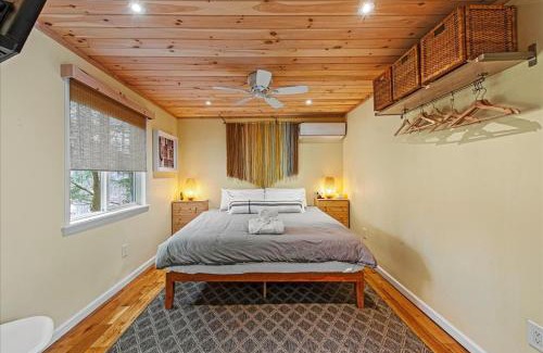 Tobyhanna Casa | Pocono Scandinavian Cottage cottage
