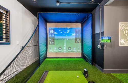 East Stroudsburg Casa | Pocono Speak Easy Hot Tub Golf Simulator 1920 Bar