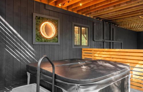 East Stroudsburg Casa | Pocono Speak Easy Hot Tub Golf Simulator 1920 Bar