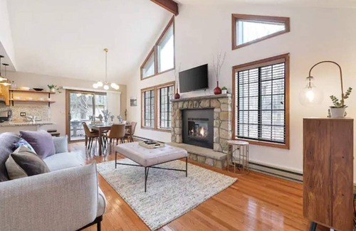 Pocono Pines Cabaña | PoconoPines, Fireplace, King Bd, Pets, Skiing