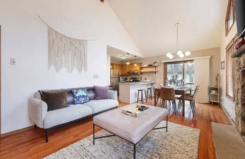 Pocono Pines Cabaña | PoconoPines, Fireplace, King Bd, Pets, Skiing