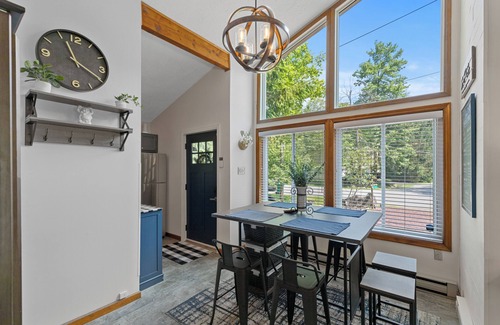 Tobyhanna Chalet De Esquí | Poconos Forest Oasis w HOT TUB! Backyard Vibes, Firepit, Borders the State Park!