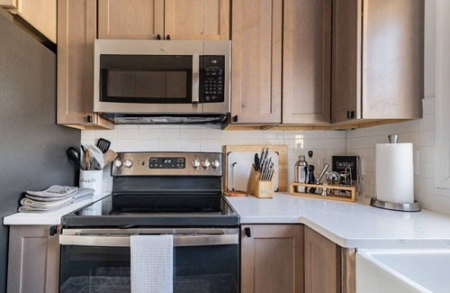 East Stroudsburg Chalet De Esquí | Poconos Chalet w/ private hot tub, game room, projector, lakes, pools, tennis