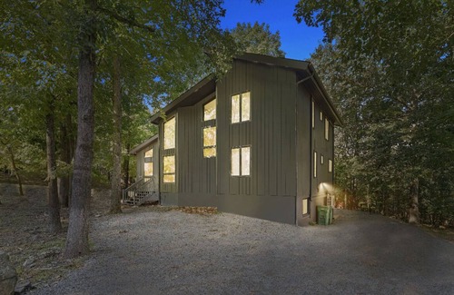 East Stroudsburg Chalet De Esquí | Poconos Chalet w/ private hot tub, game room, projector, lakes, pools, tennis