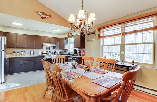 Lake Harmony Estates Casa | Poconos Home w / Billiards-2 Blocks to Lake Harmony!