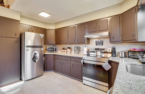 Lake Harmony Estates Casa | Poconos Home w / Billiards-2 Blocks to Lake Harmony!