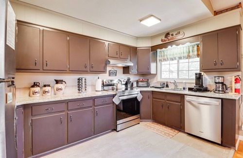Lake Harmony Estates Casa | Poconos Home w / Billiards-2 Blocks to Lake Harmony!