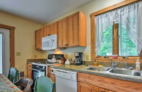 Greentown Casa | Poconos Home w / Sala de juegos - ¡10 minutos del parque estatal!