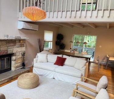 East Stroudsburg Casa | Poconos Modern Chalet-Hot Tub-Home Theater-Lake