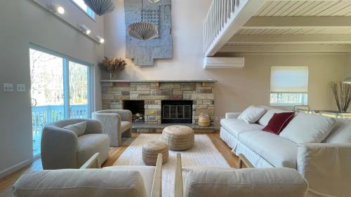 East Stroudsburg Casa | Poconos Modern Chalet-Hot Tub-Home Theater-Lake