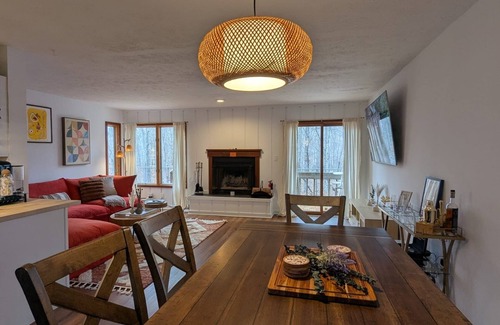 East Stroudsburg Casa | Poconos Nest & Nook: A Cozy King & Queen 2BR with a jacuzzi room facing nature